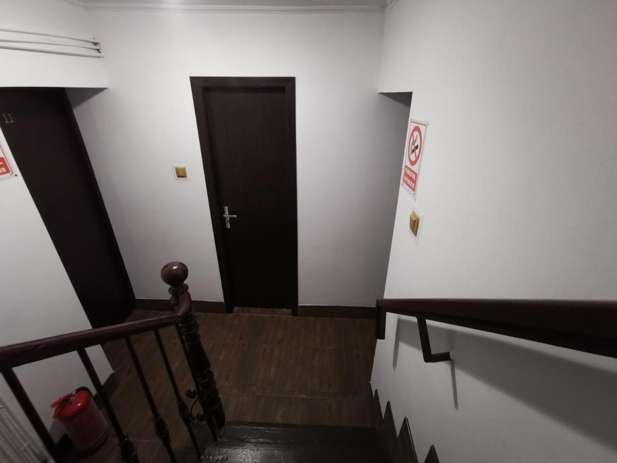 Joe Hostel *